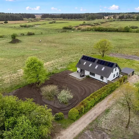 Сasa de vacaciones Beautiful Home, Completely Renovated In 2026, Located In Scenic Surroundings Sønder Felding
